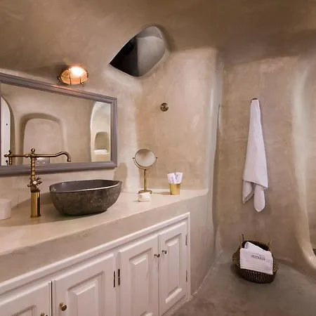 Pezoules Of 4* Oia (Santorini)